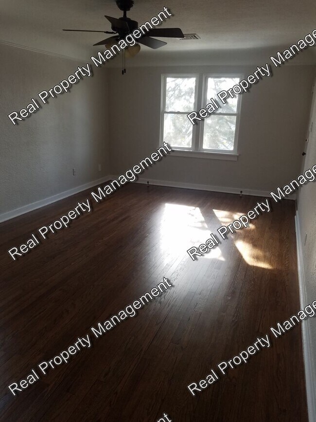 Foto del edificio - Updated second story 2 Bedroom Apartment