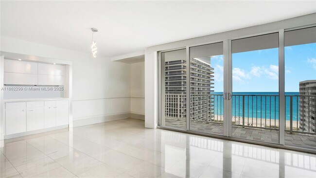 Foto del edificio - 5838 Collins Ave