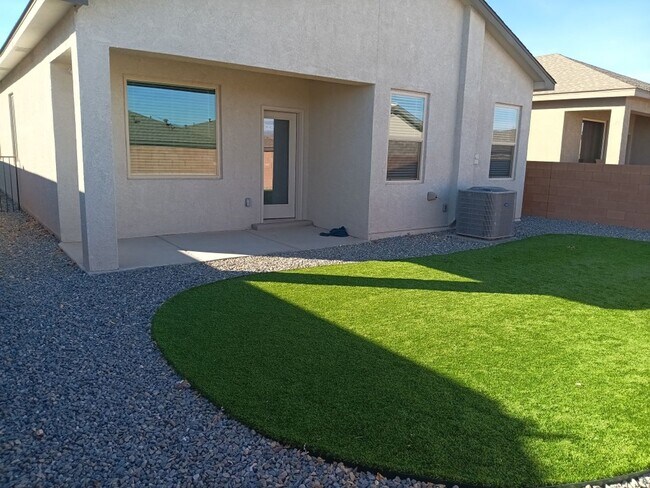 Foto del edificio - 3 Bedroom, 2 Bathroom Home! Schedule a Showing Soon!