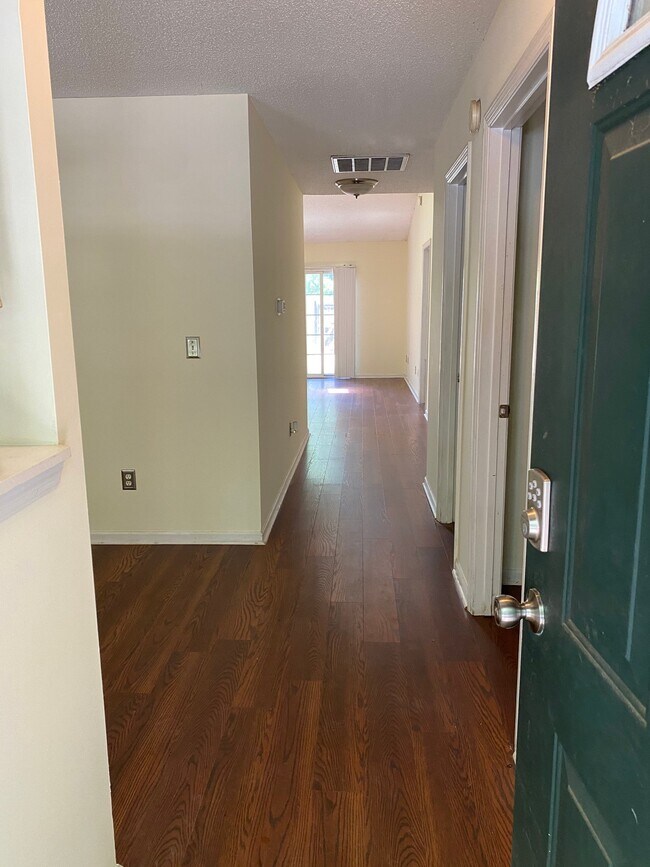 Foto del edificio - 1490 Amanda Park Ln