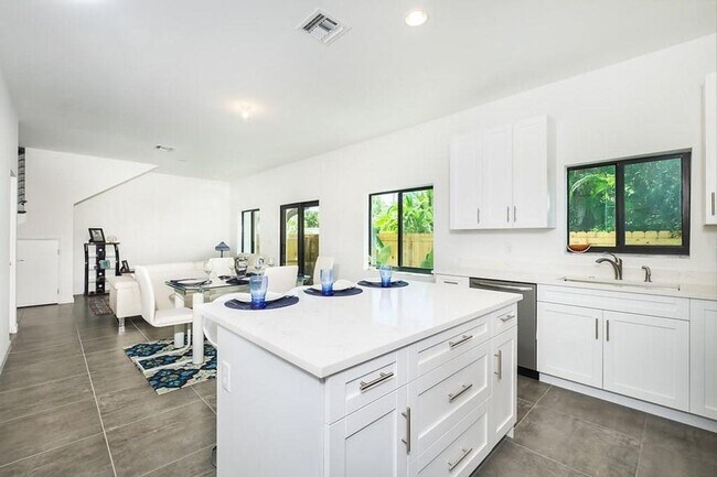 Foto del edificio - 1036 NE 33rd St