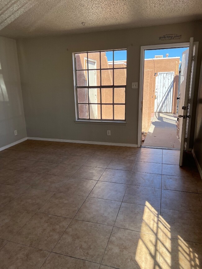 Building Photo - 912 San Pedro Dr SE