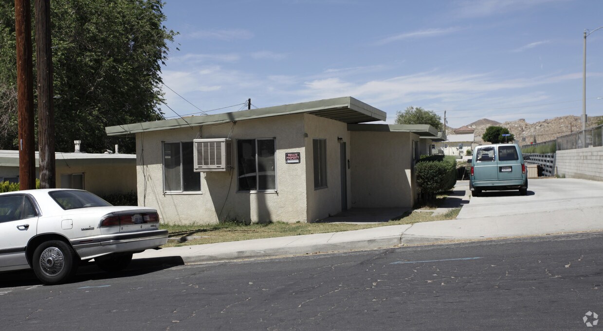 Foto del edificio - 15560 Hesperia Rd