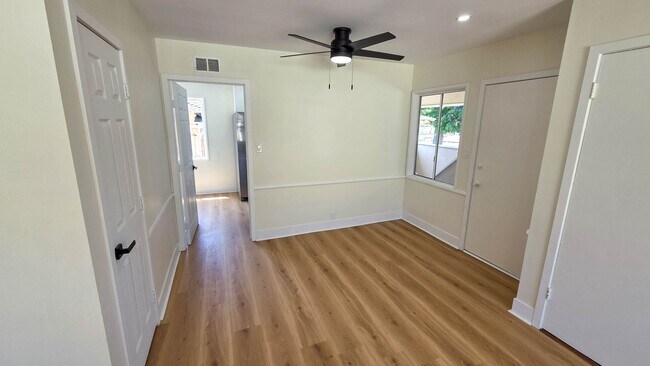 Foto del edificio - 8320 Sargent Ave