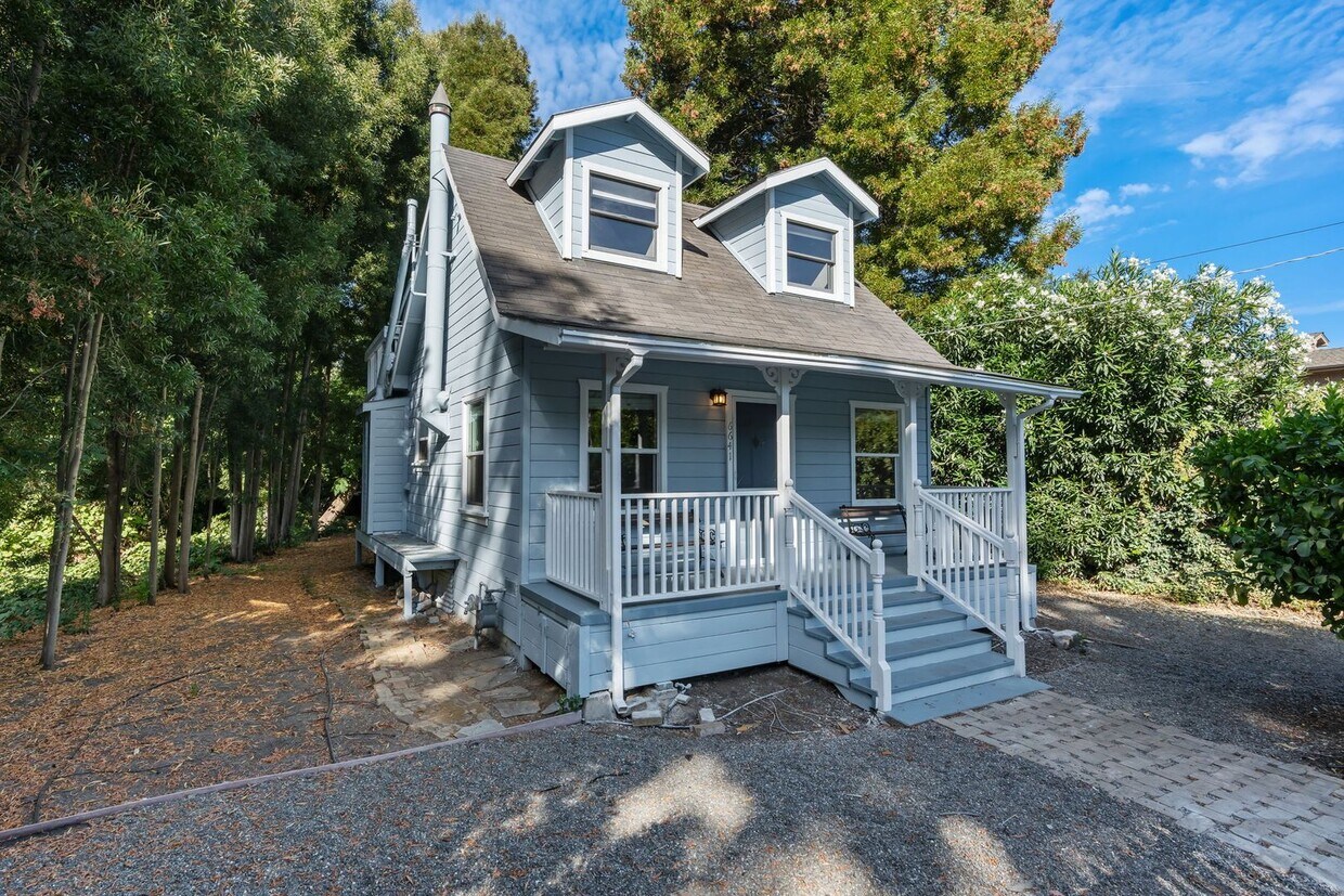 Primary Photo - Charming 1 bed 1 bath Yountville home w/ b...