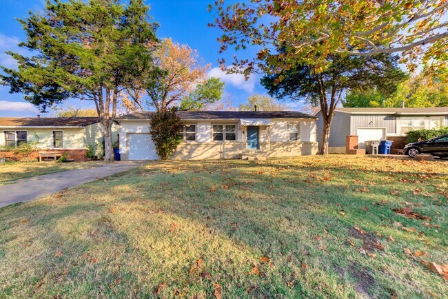 Foto del edificio - Welcome home to this charming 1955 ranch that's ready for modern living. This 3-bedroom, 1-bath h...