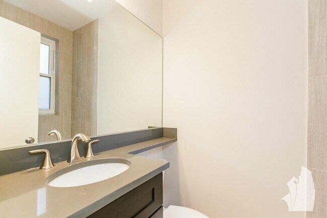 Foto del edificio - 511 W Belmont Ave