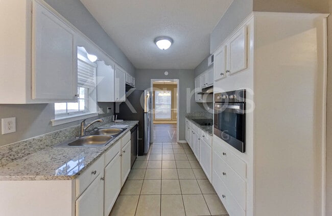 Building Photo - 2785 Clearbrook St