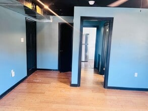 Building Photo - 922 Western Ave