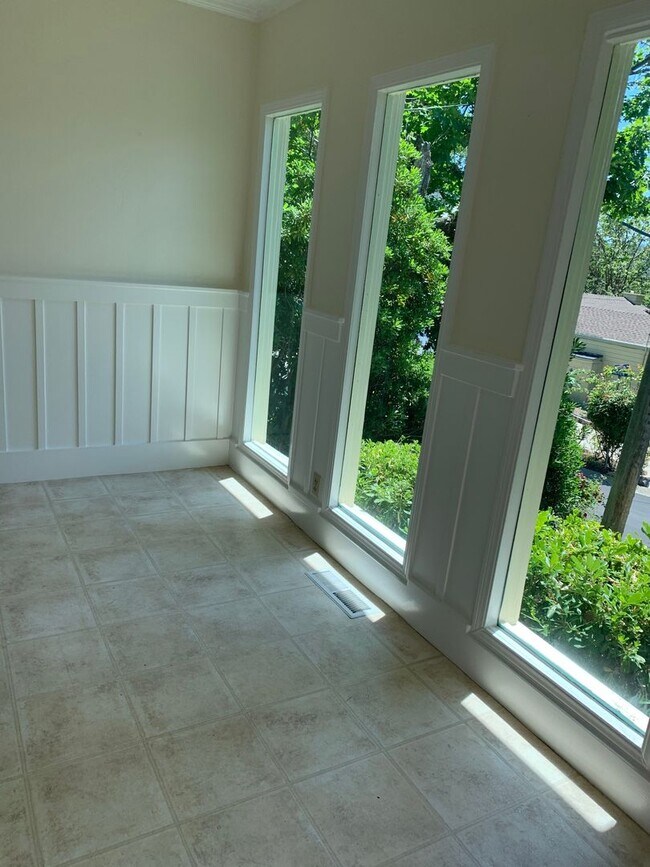 Building Photo - 1145 Grandview Ave