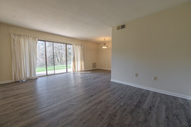Foto del edificio - Coming Soon!  2 Bedroom Condo In CHAPEL HILL!