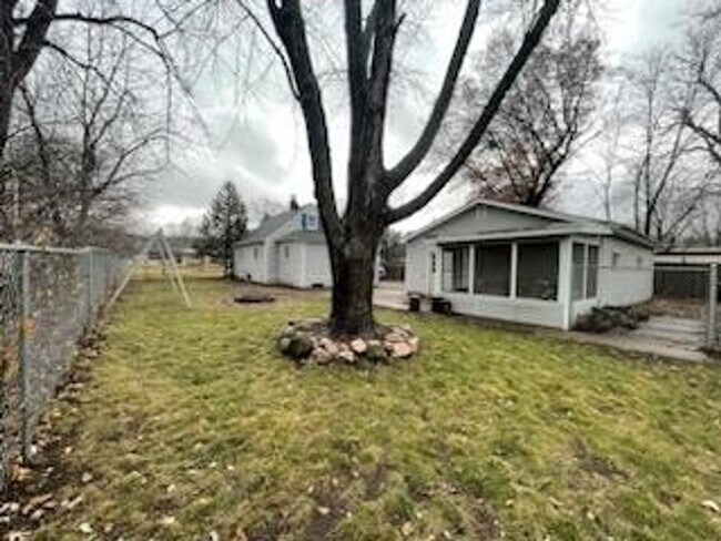 Building Photo - 3232 Midway St