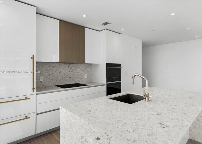 Building Photo - 2678 Tigertail Ave