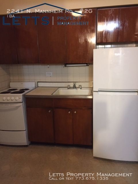 Building Photo - Spacious Studio Apartment