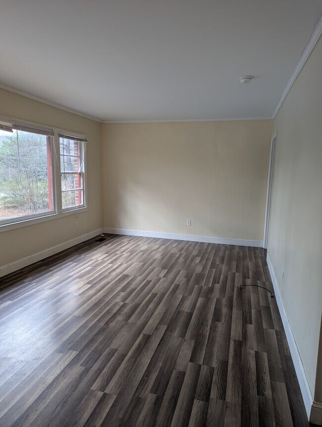 Foto del edificio - Three Bedroom 1 Bath Brick Home.  Easy Access