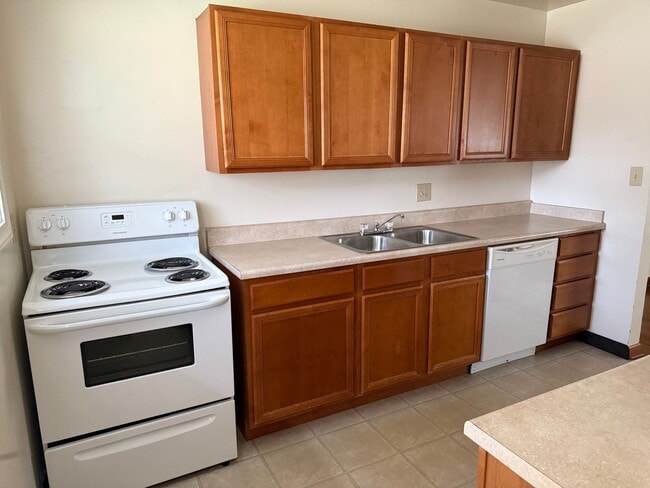 Building Photo - Charming 3BR 1 BA Home with Renovated Kitchen & In-unit Laundry in Worthington