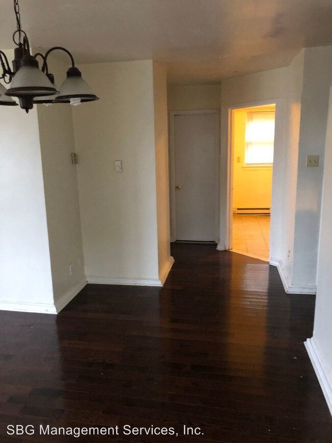 Foto del edificio - 330 W Johnson St