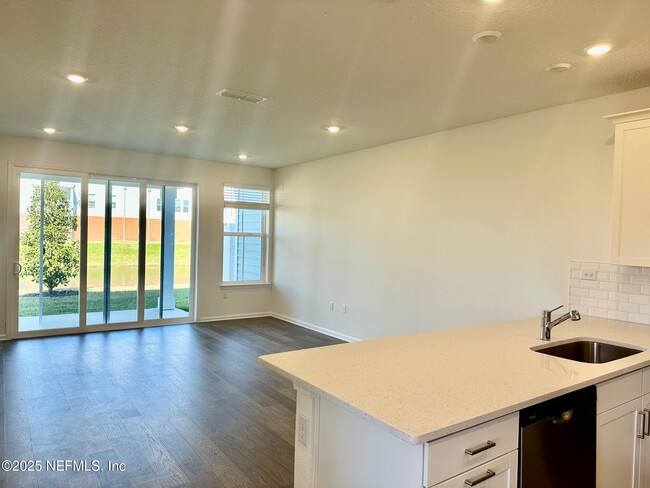 Building Photo - 181 Brandon Lks Dr