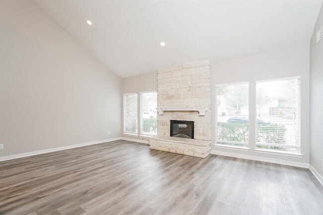 Foto del edificio - 4719 Deer Point Dr