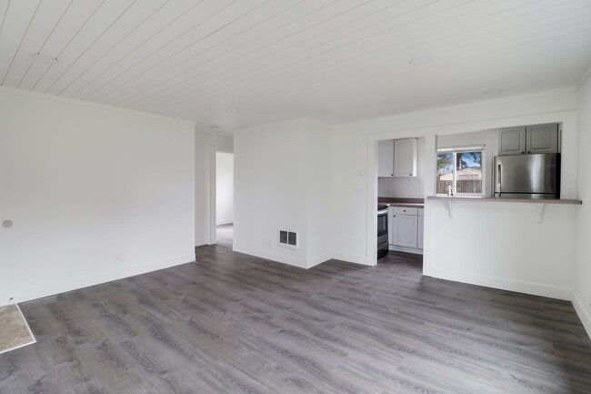 Building Photo - Remodeled - 2 Bed 1 Bath - Fully Fenced - ...