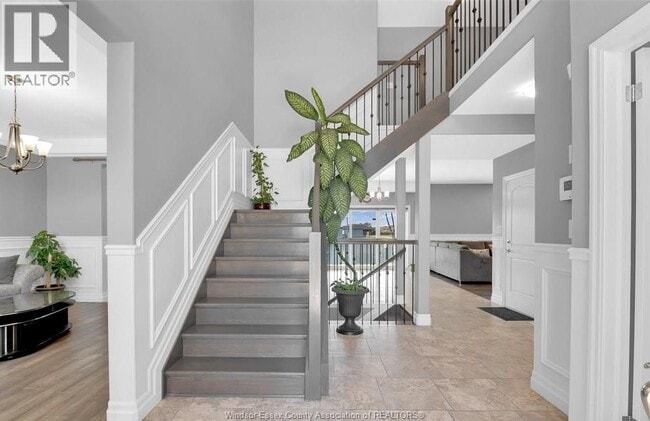 Building Photo - 1099 Vincent Cres