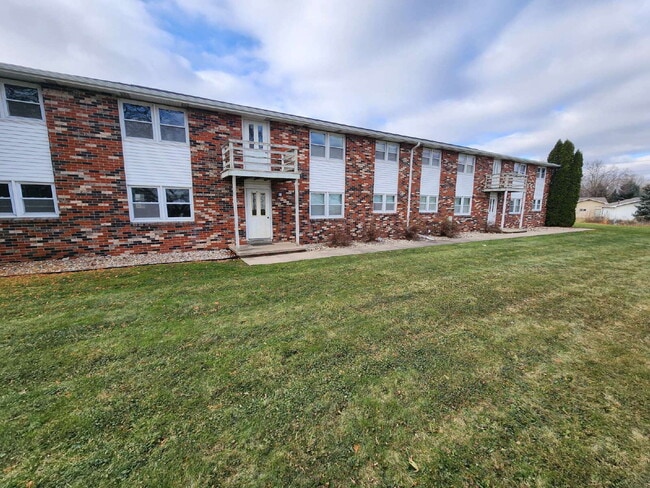 Building Photo - Updated Upper Level Apartment, Kaukauna