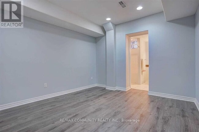 Building Photo - 208 Twyn Rivers Dr