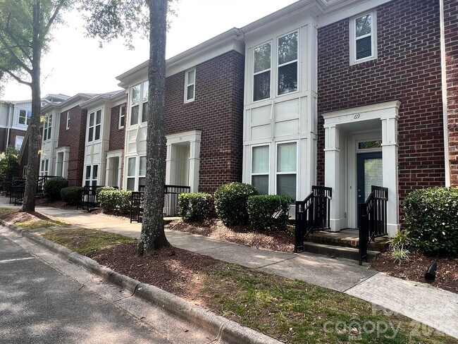 Foto del edificio - 819 Northeast Dr