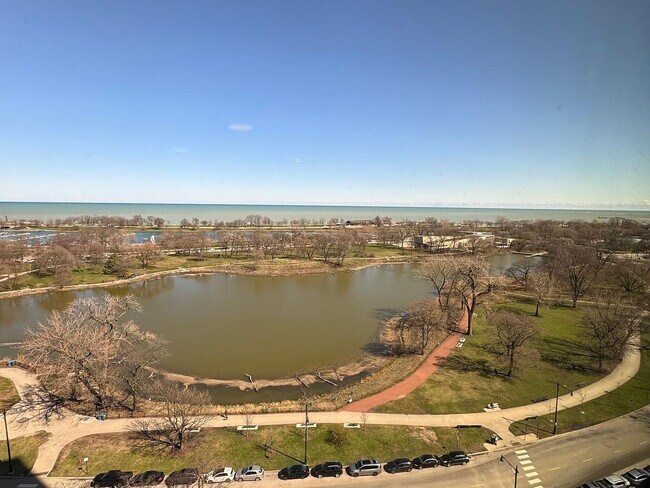 Foto del edificio - 2500 N Lakeview Ave