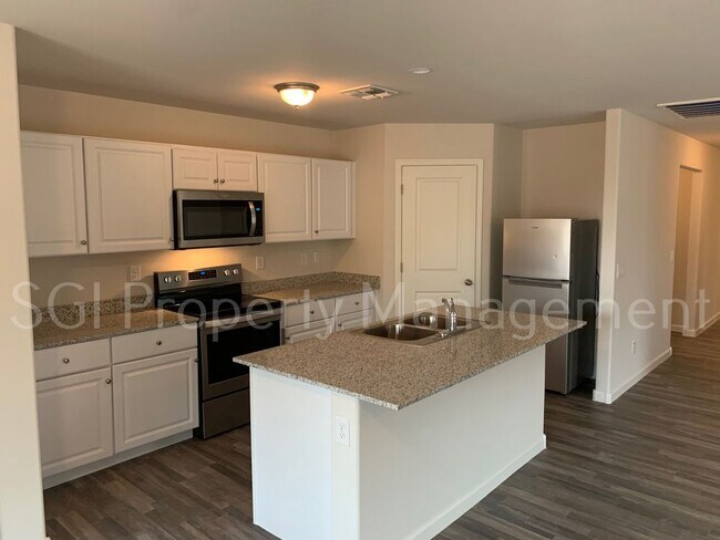 Foto del edificio - BEAUTIFUL HOME READY FOR MOVE IN!!!