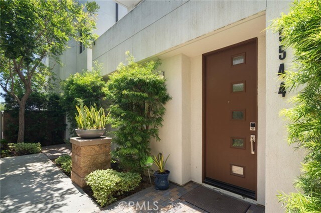 Building Photo - 5544 Palm Dr