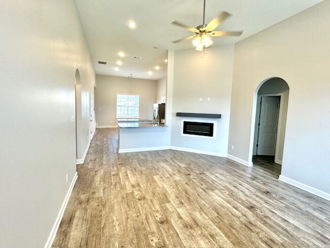 Building Photo - Now Leasing a 5-Bedroom 3 Bath Home In Wal...