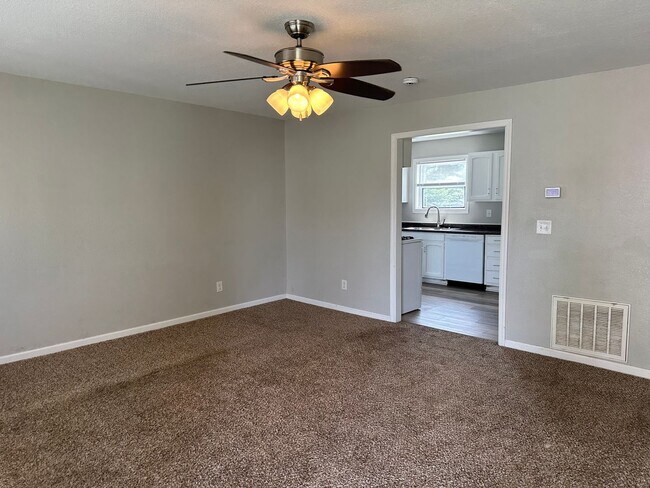 Building Photo - COMING SOON: 3 bedroom, 1 bathroom home lo...
