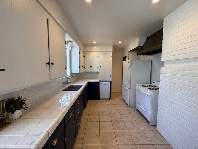 Building Photo - 5648 Riverton Ave