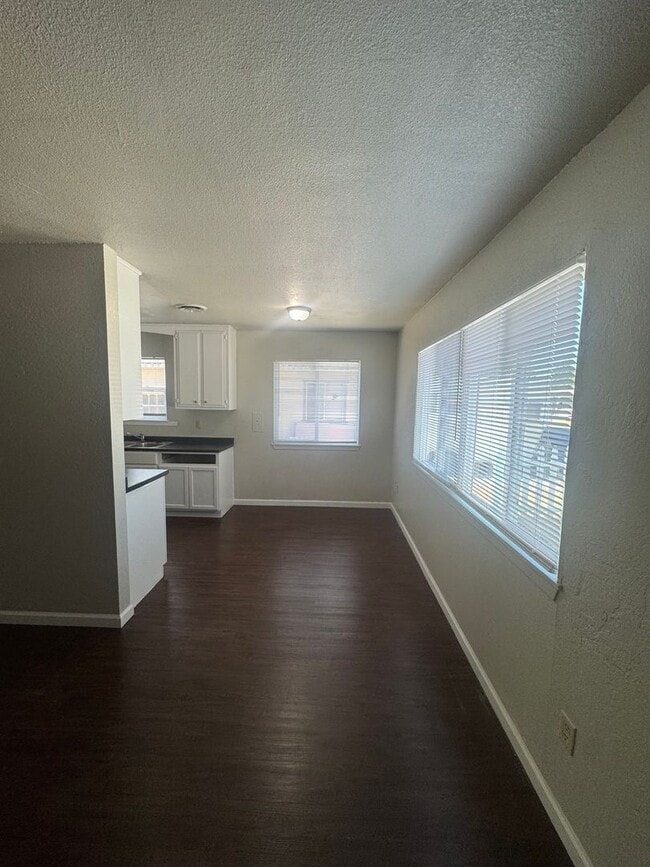 Building Photo - 2 BED/1 BATH SINGLE LEVEL TRIPLEX
