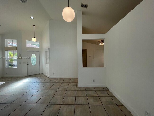 Building Photo - 1012 Savannah Falls Dr
