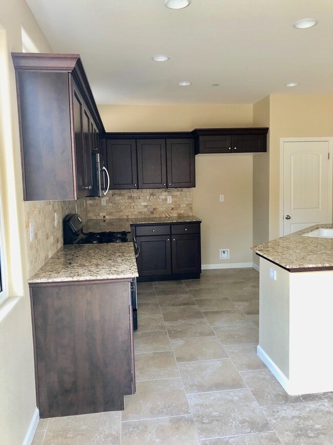 Building Photo - 2404 N Chardonnay Pl