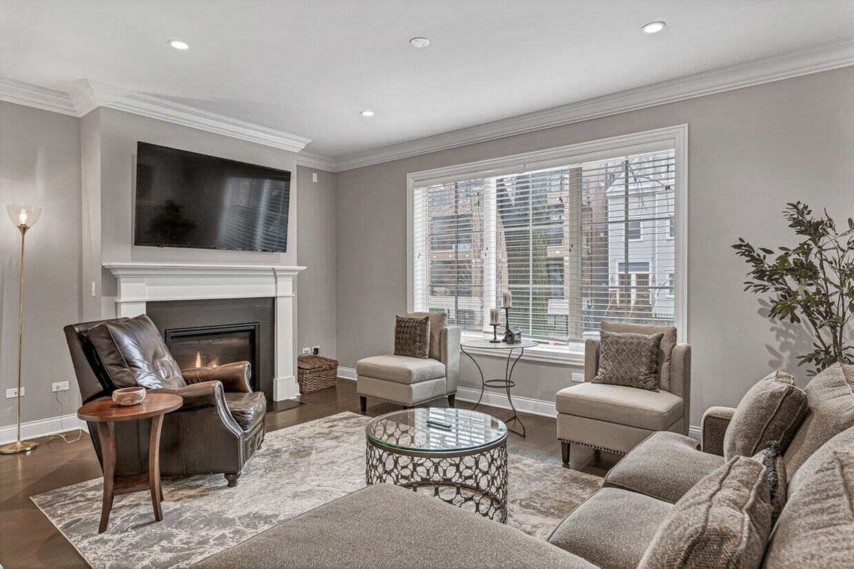 Foto principal - 3814N N Kenmore Ave