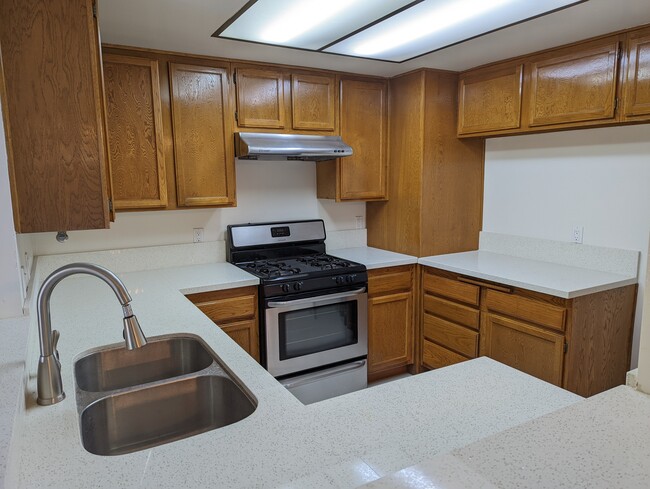 Kitchen - 1050 Walnut Grove Ave