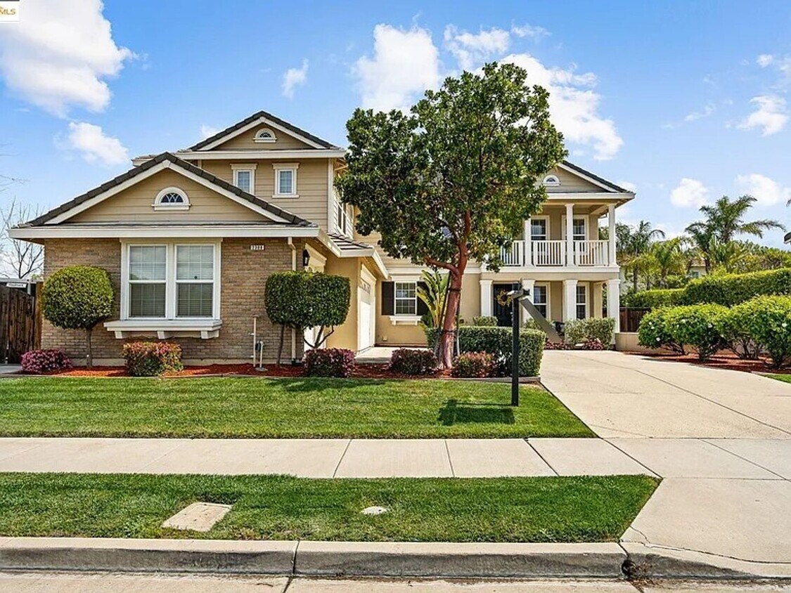Foto principal - Stunning 5-Bedroom, 4-Bath Home in Prime B...