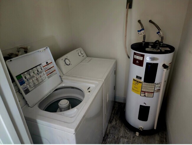 Lavadero - 1911 E Poinsettia Ave