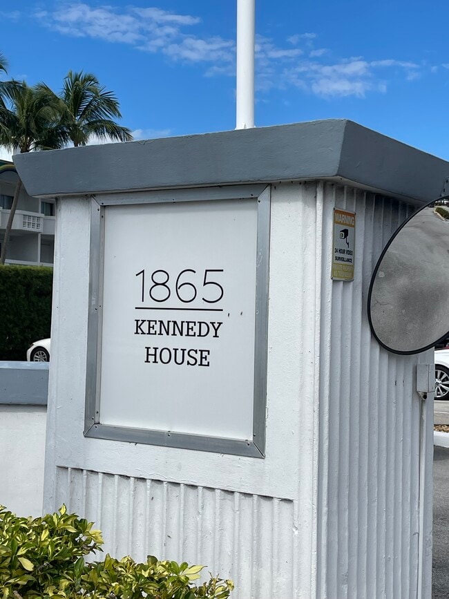 Entrada - 1865 79th Street Cswy