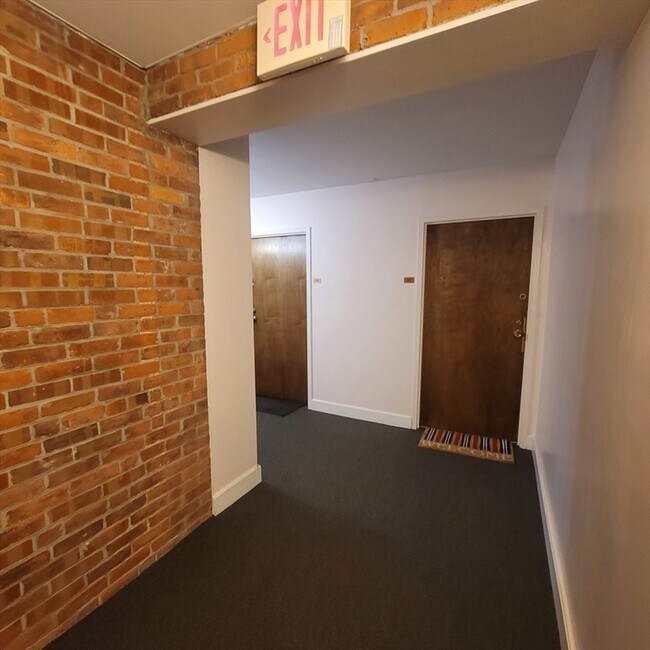 Foto del edificio - 33 Brainerd Rd