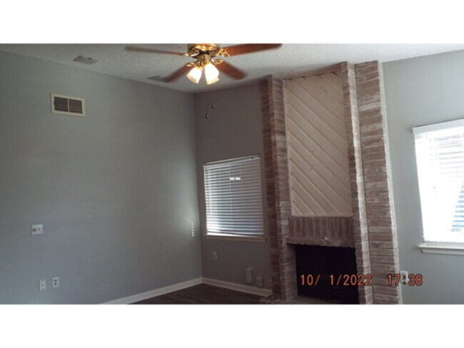 Building Photo - 8032 Laurel Bend