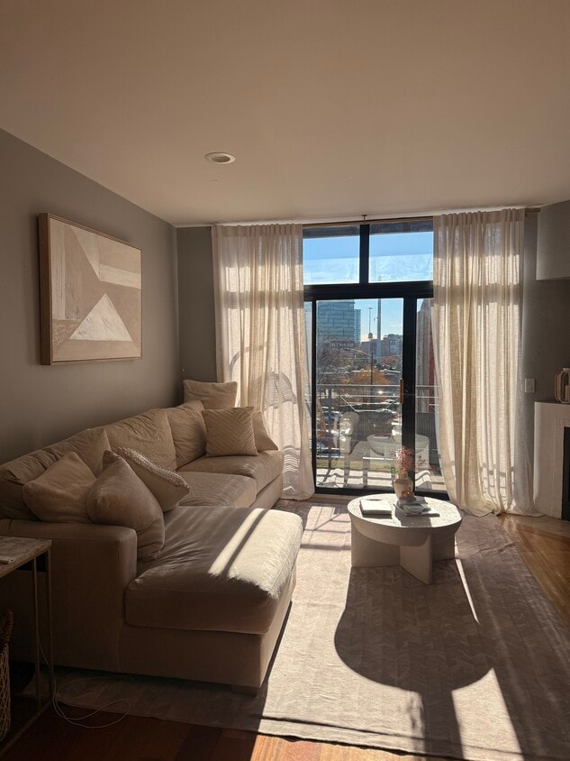 Photo - 651 N Milwaukee Ave (Chicago, IL)