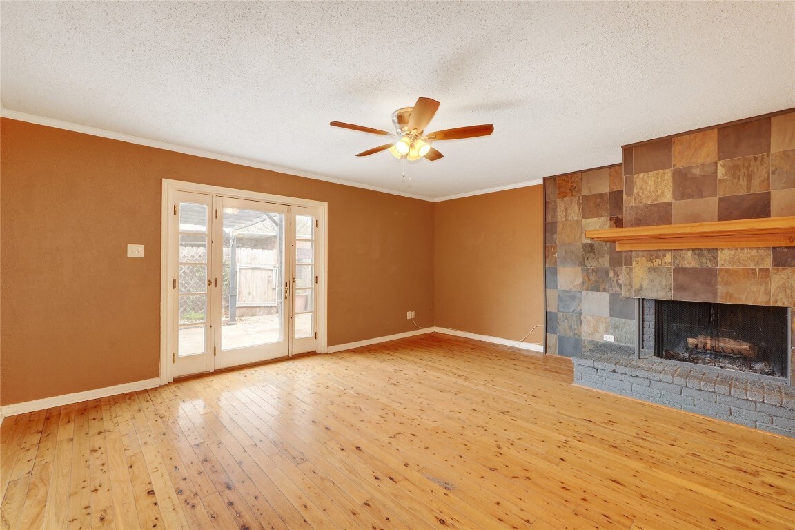 Warm Living Room with real fire place and real wood floors - 9009 North Plz