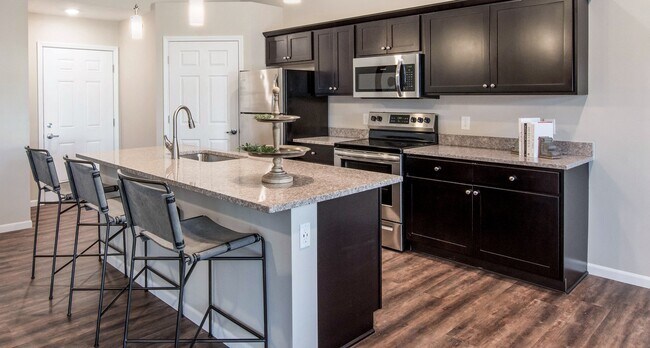 Disfrute de una cocina espaciosa, completa con encimeras de granito y una isla generosa. - Redwood Brownstown Telegraph Road