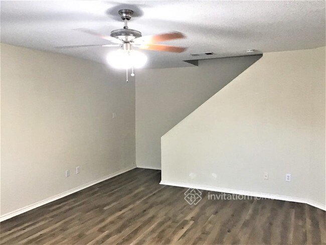 Building Photo - 1424 Creekview Dr