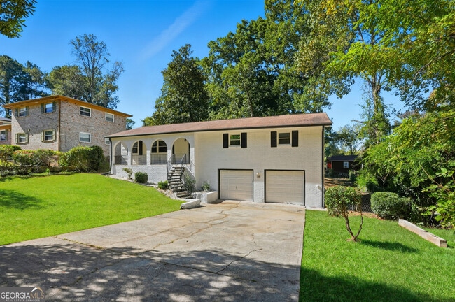 Building Photo - 2419 Greenway Dr