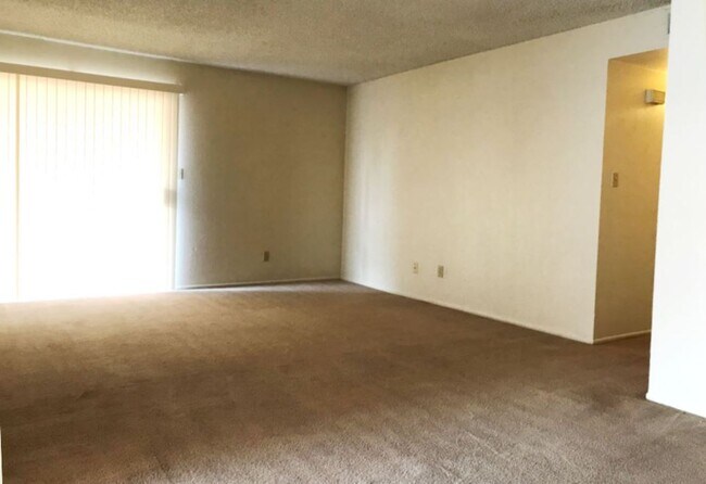 Building Photo - 1653 W Plana Ave